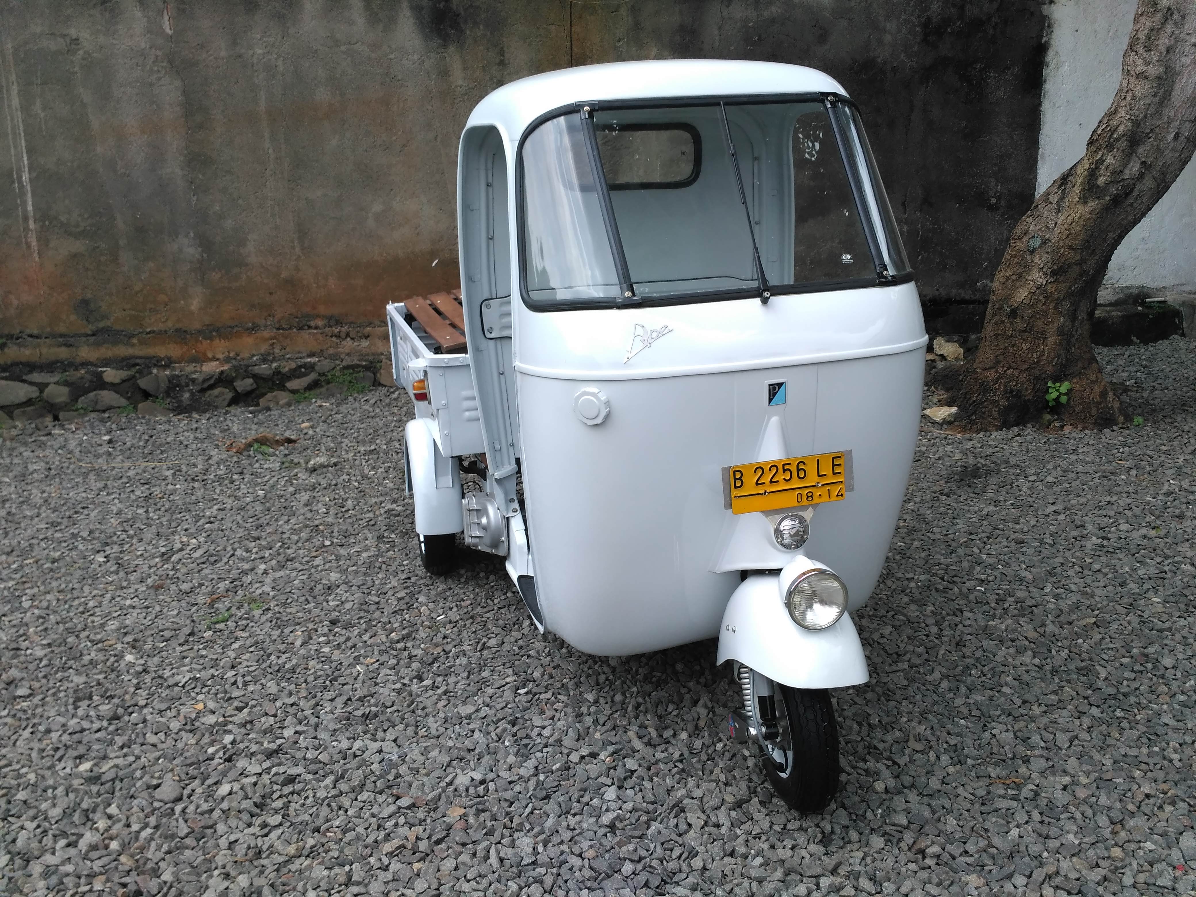 Front view Ape Bajaj Pickup classic Piaggio Ape 150cc